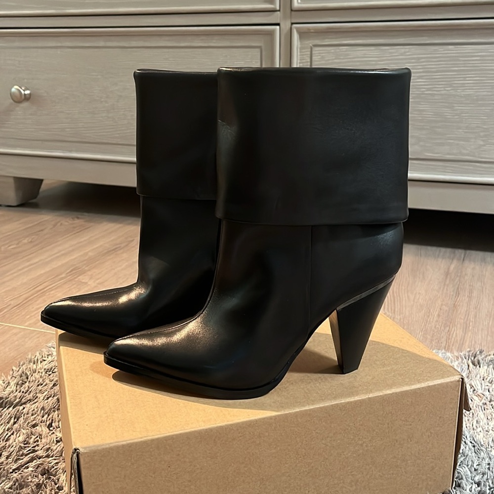 DKNY CUFFED LEATHER BOOTIES